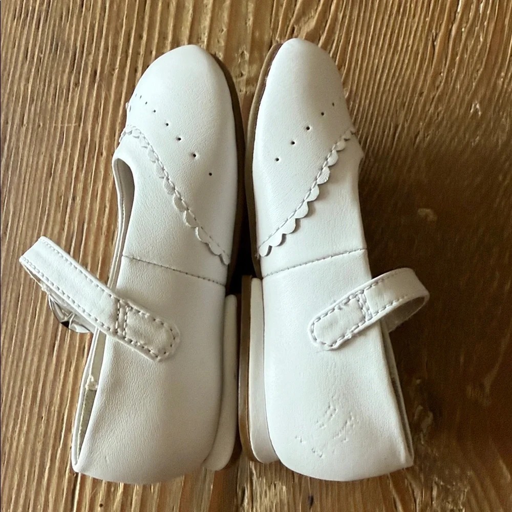 Stride Rite white Mary Jane (Girl) Shoes Size 4.5M - see flaw picture